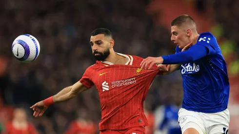 Salah disputa bola com Vitaliy Mykolenko (Foto: Carl Recine/Getty Images)