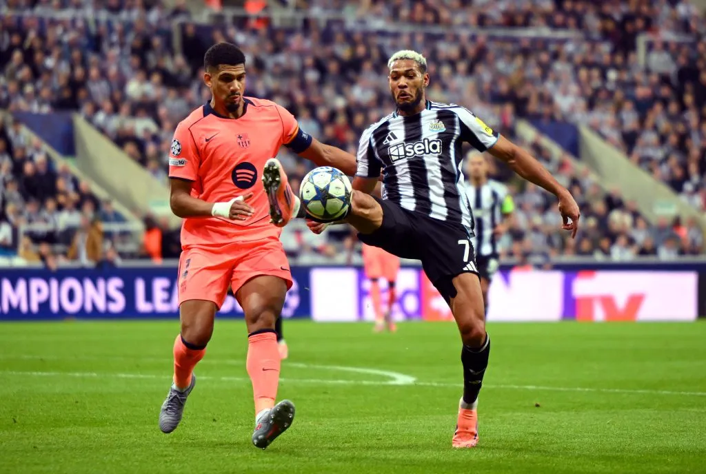 Ronald Araújo vs Newcastle. Foto: Clive Mason/Getty Images
