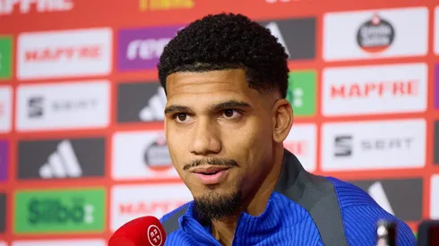 Ronald Araújo é alvo do Liverpool. Foto: Fran Santiago/Getty Images