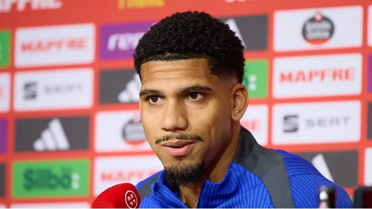 Ronald Araújo é alvo do Liverpool. Foto: Fran Santiago/Getty Images