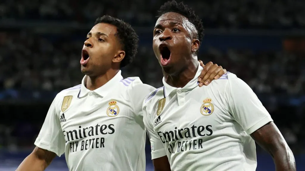 Rodrygo e Vini Jr, em campo, de camisa branca