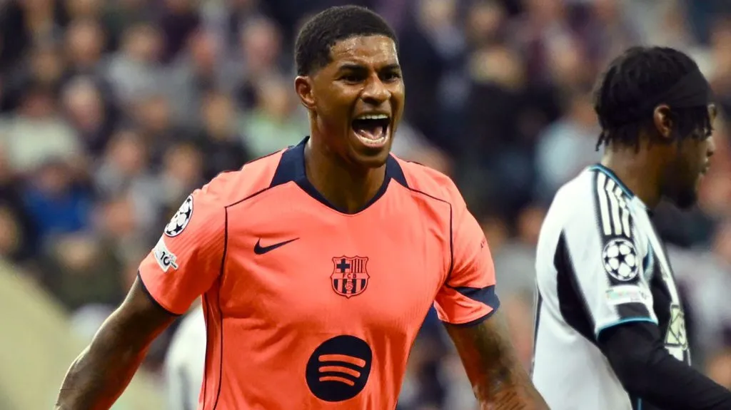 Rashford, em campo, com a camisa laranja do Barcelona