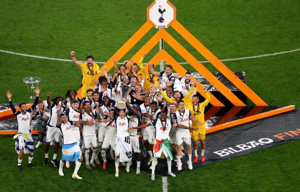 Tottenham comemorando título da Europa League – Photo by Carl Recine/Getty Images
