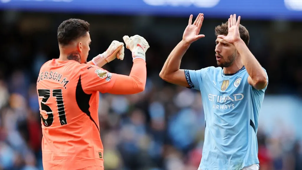 Ederson e Rúben Dias venceram diversos títulos juntos pelo Manchester City. Foto: Matt McNulty/Getty Images