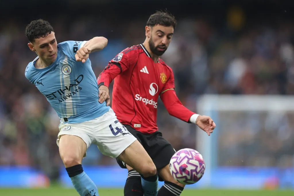 Bruno Fernandes em disputa de bola com Foden, do Manchester City – Photo by Carl Recine/Getty Images