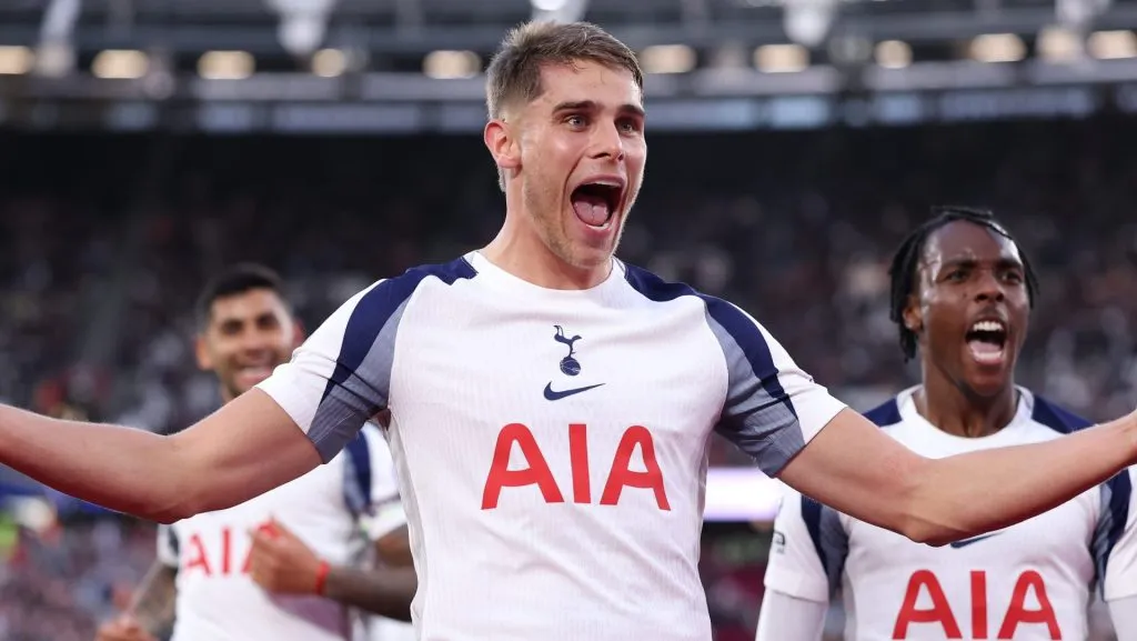 Micky van de Ven pelo Tottenham