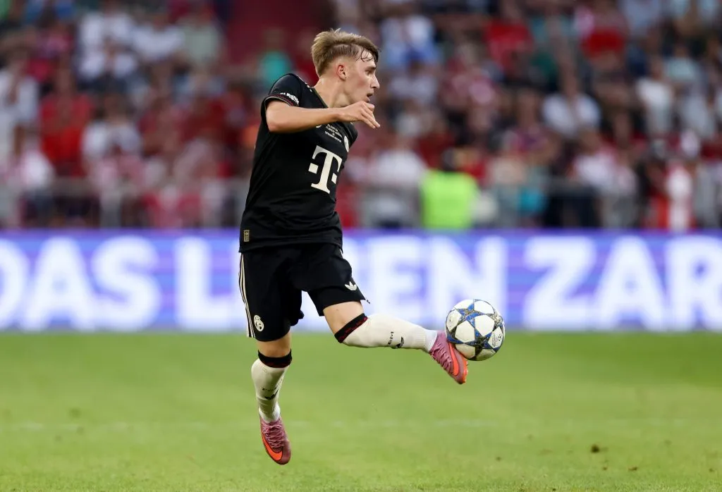 Lennart Karl, do Bayern de Munique, controla a bola durante o amistoso de pré-temporada entre Bayern de Munique e Tottenham Hotspur na Allianz Arena, em 07 de agosto de 2025, em Munique, Alemanha. Foto: Jasmin Walter/Getty Images