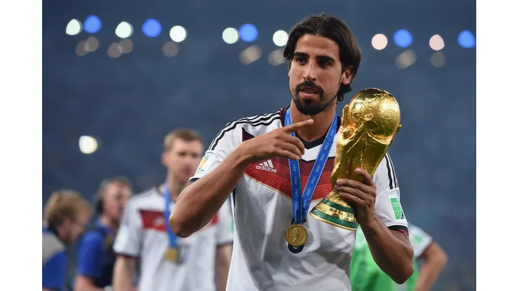 Sami Khedira, da Alemanha, comemora com o troféu da Copa do Mundo após derrotar a Argentina por 1 a 0 na prorrogação durante a final da Copa do Mundo da FIFA Brasil 2014 entre Alemanha e Argentina, no Maracanã, em 13 de julho de 2014, no Rio de Janeiro, Brasil. Foto: Matthias Hangst/Getty Images