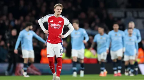 Martin Odegaard, do Arsenal, parece abatido enquanto Erling Haaland, do Manchester City (obscurecido), comemora o primeiro gol de sua equipe com seus companheiros durante a partida da Premier League entre Arsenal FC e Manchester City FC no Emirates Stadium em 02 de fevereiro de 2025 em Londres, Inglaterra. Foto: Alex Pantling/Getty Images