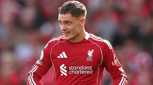 Arne Slot explica o motivo de ter deixado Florian Wirtz no banco em Liverpool 2 x 1 Everton. Foto: Alex Pantling/Getty Images