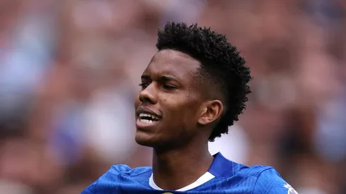 Estêvão é sacado de jogo contra o Manchester United. Foto: Justin Setterfield/Getty Images