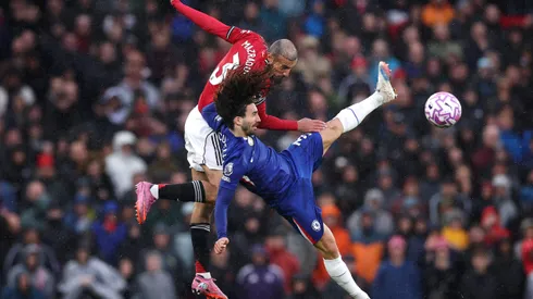 Noussair Mazraoui, do Manchester United, vence de cabeça Marc Cucurella, do Chelsea, durante a partida da Premier League entre Manchester United e Chelsea, no Old Trafford, em 20 de setembro de 2025, em Manchester, Inglaterra. Foto: Alex Livesey/Getty Images