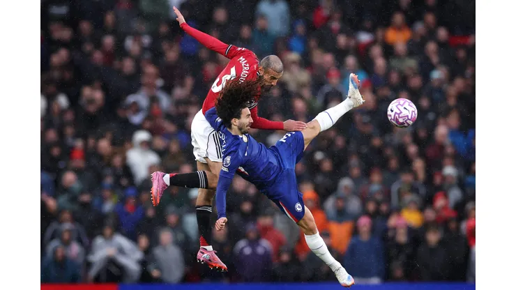 Noussair Mazraoui, do Manchester United, vence de cabeça Marc Cucurella, do Chelsea, durante a partida da Premier League entre Manchester United e Chelsea, no Old Trafford, em 20 de setembro de 2025, em Manchester, Inglaterra. Foto: Alex Livesey/Getty Images