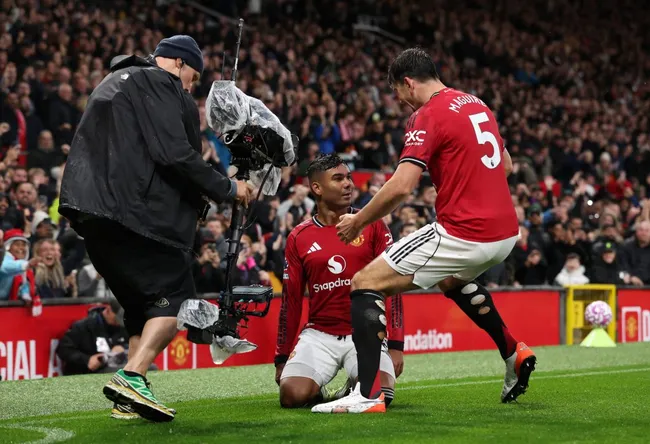 Casemiro, do Manchester United, comemora o segundo gol de sua equipe com o companheiro de equipe Harry Maguire durante a partida da Premier League entre Manchester United e Chelsea no Old Trafford, em 20 de setembro de 2025, em Manchester, Inglaterra. Foto: Alex Livesey/Getty Images