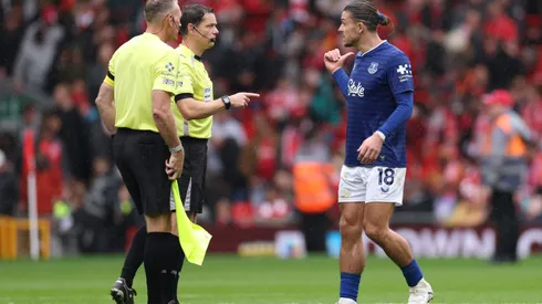 Grealish reclama da arbitragem no duelo contra o Liverpool. (Photo by Stu Forster/Getty Images)