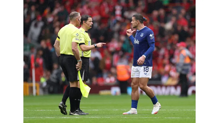 Grealish reclama da arbitragem no duelo contra o Liverpool. (Photo by Stu Forster/Getty Images)