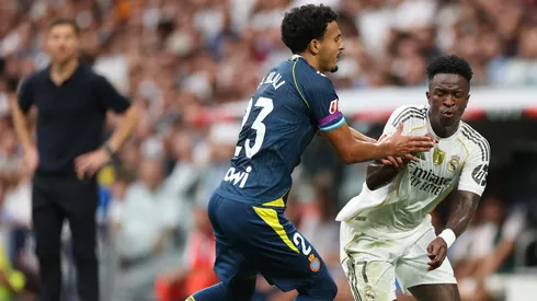 Com o comando de Xabi Alonso, Vinicius Jr. tem tempo reduzido em campo e lida com frustração visível, evidenciando a necessidade de ajustes entre jogador e treinador. (Photo by Florencia Tan Jun/Getty Images)