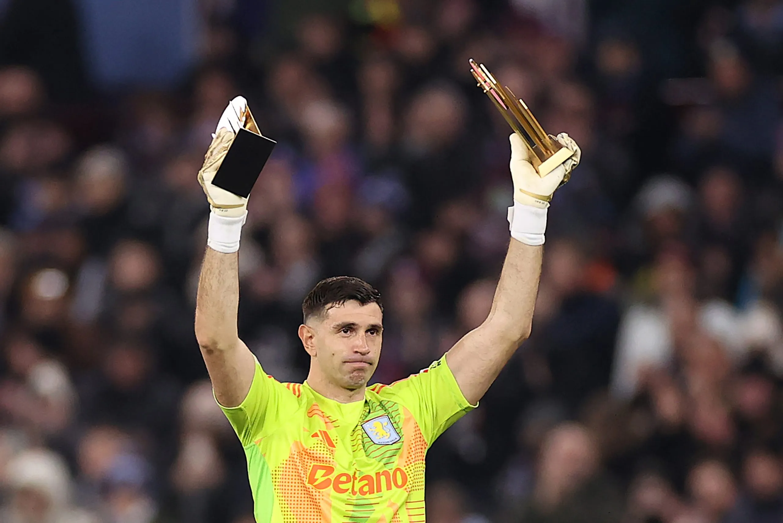 Dibu Martínez, alvo do Manchester United, com o Troféu Yashin 2024