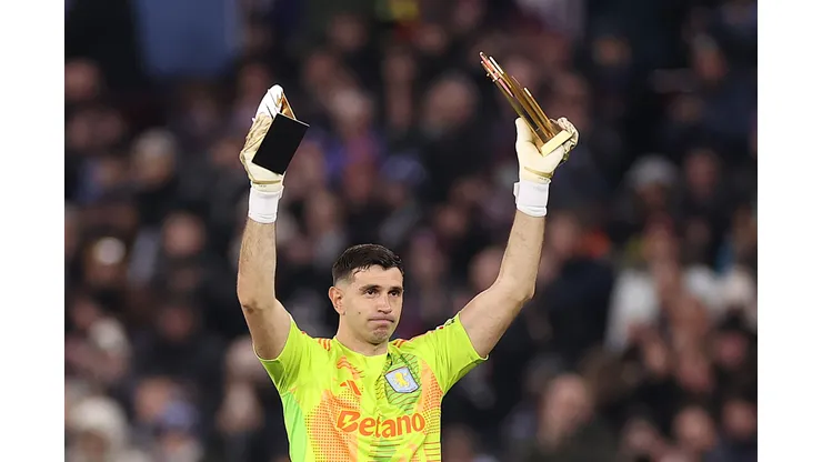 Emiliano Martínez, do Aston Villa, foi alvo do Manchester United nas últimas janelas de transferências. Foto: Ryan Pierse/Getty Images