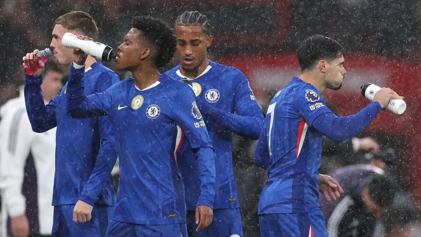 A partida foi marcada pela expulsão de Robert Sanchez e pela preocupação com a lesão na virilha de Cole Palmer. (Photo by Alex Livesey/Getty Images)