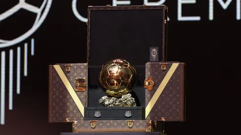 Uma visão geral do troféu Bola de Ouro na 67ª Cerimônia da Bola de Ouro no Théâtre Du Chatelet em 30 de outubro de 2023 em Paris, França. Foto: Pascal Le Segretain/Getty Images