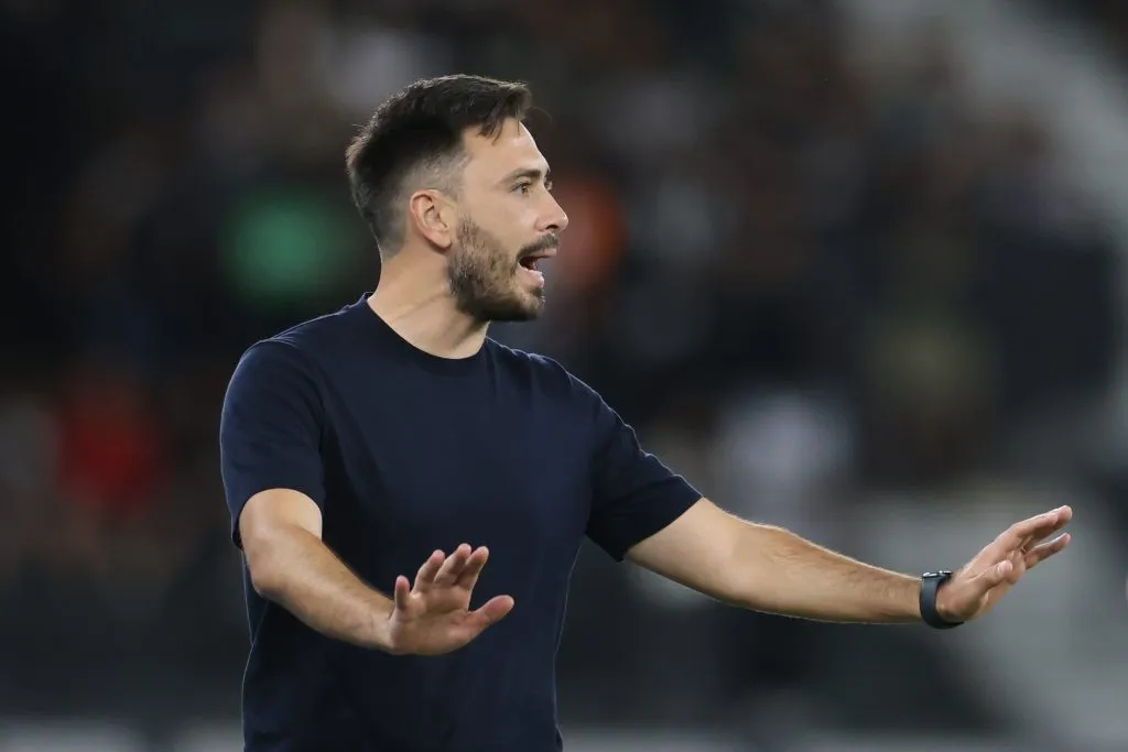 Davide Ancelotti dando instruções ao Botafogo. Foto: Lucas Figueiredo/Getty Images