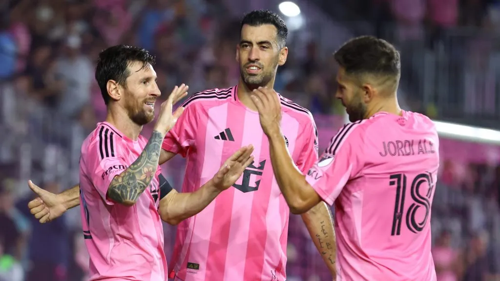 Messi, Busquets e Alba comemorando gol do Inter Miami. Foto: Megan Briggs/Getty Images