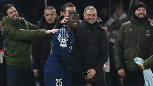 Luis Enrique e Nuno Mendes juntos no PSG. (Photo by Mike Hewitt/Getty Images)