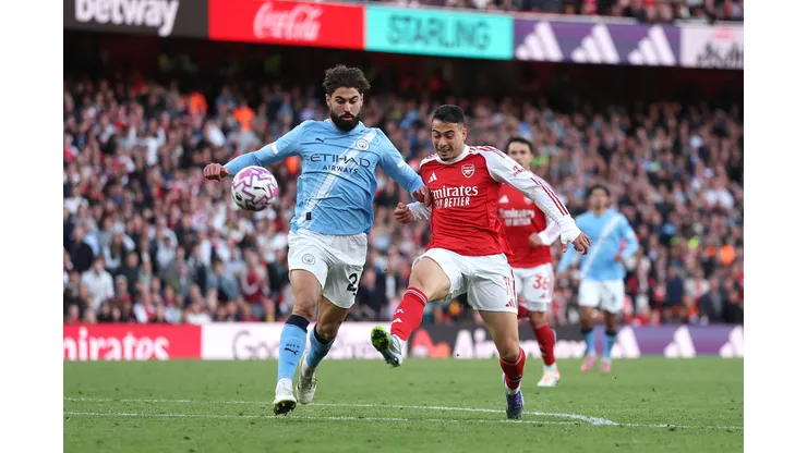 Gabriel Martinelli, do Arsenal, marca o primeiro gol de sua equipe durante a partida da Premier League entre Arsenal e Manchester City no Emirates Stadium em 21 de setembro de 2025, em Londres, Inglaterra. Foto: Alex Pantling/Getty Images