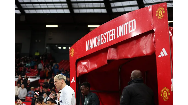 Alejandro Garnacho, do Chelsea, entra em campo para se aquecer antes da partida da Premier League entre Manchester United e Chelsea, no Old Trafford, em 20 de setembro de 2025, em Manchester, Inglaterra. Foto: Jan Kruger/Getty Images
