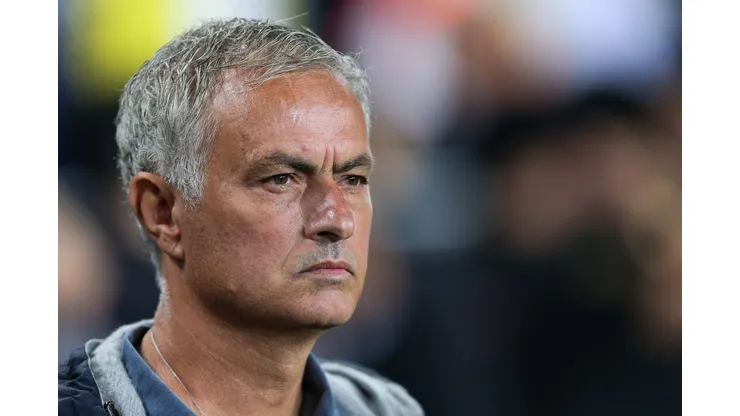 O técnico José Mourinho, do Fenerbahçe, observa durante a Supercopa Turca entre Fenerbahçe e Galatasaray no Estádio Ulker, em 21 de setembro de 2024, em Istambul, Turquia. Foto: Ahmad Mora/Getty Images