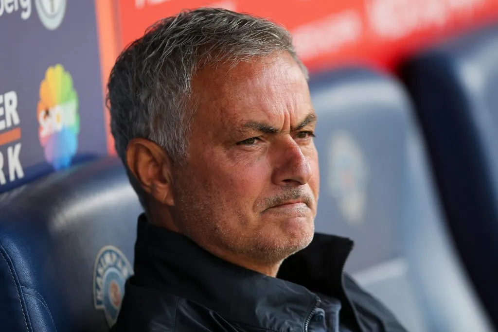 José Mourinho, do Fenerbahçe, observa durante a partida da Superliga Turca entre Galatasaray e Rizespor no Estádio Rams Park, em 14 de setembro de 2024, em Istambul, Turquia. Foto: Ahmad Mora/Getty Images
