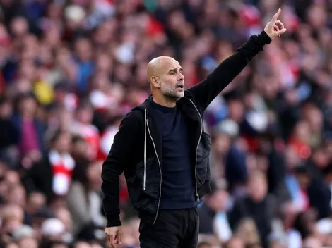 Guardiola 'sofre' com tática defensiva, mas Neville aprova