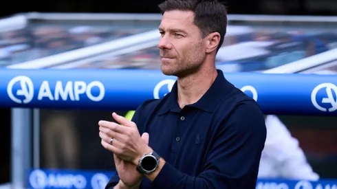 Xabi Alonso, técnico do Real Madrid, observa antes da partida da LaLiga EA Sports entre Real Sociedad e Real Madrid CF na Reale Arena, em 13 de setembro de 2025, em San Sebastián, Espanha. Foto: Juan Manuel Serrano Arce/Getty Images