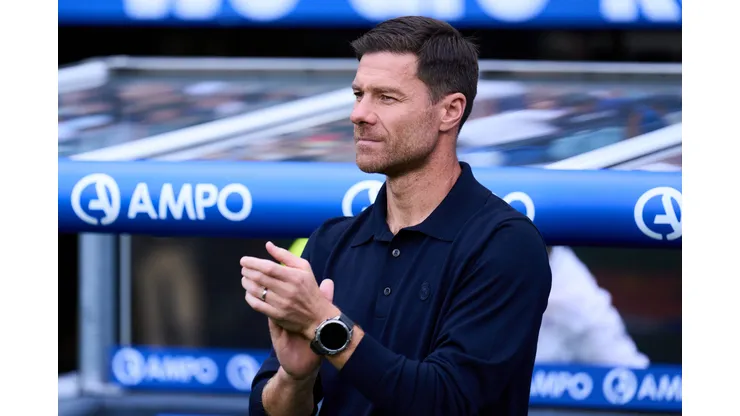 Xabi Alonso, técnico do Real Madrid, observa antes da partida da LaLiga EA Sports entre Real Sociedad e Real Madrid CF na Reale Arena, em 13 de setembro de 2025, em San Sebastián, Espanha. Foto: Juan Manuel Serrano Arce/Getty Images