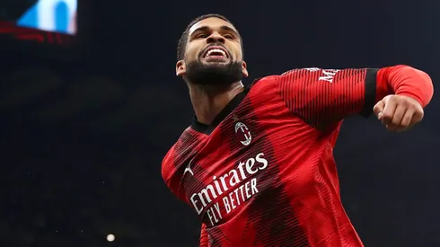 Ruben Loftus-Cheek tornou-se um dos nomes mais comentados do mercado europeu. Com Juventus, Aston Villa e Newcastle monitorando sua situação no Milan, o meia inglês encara semanas decisivas que podem definir o próximo passo de sua carreira. (Photo by Marco Luzzani/Getty Images)