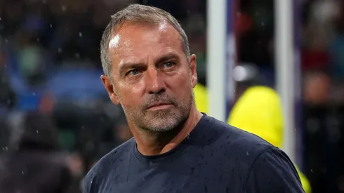 Hansi Flick durante jogo contra o Getafe (Foto: Alex Caparros/Getty Images)