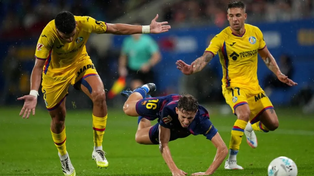 Fermín López disputa bola contra defensores do Getafe (Foto: Alex Caparros/Getty Images)
