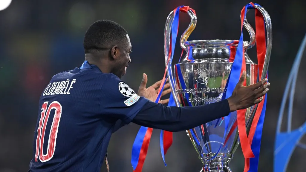 Ousmane Dembélé com a taça da Champions League. Foto: Justin Setterfield/Getty Images