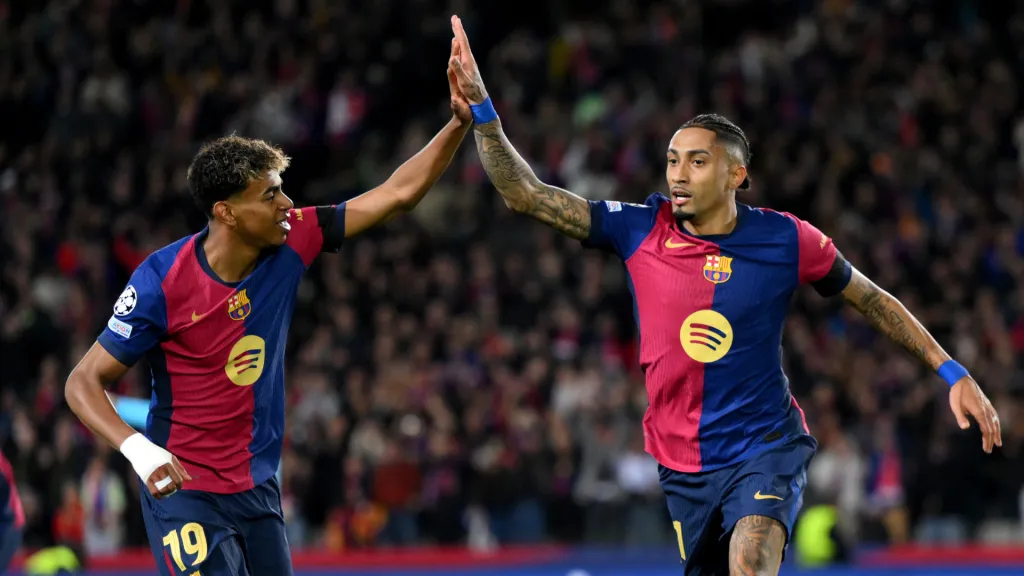 Raphinha e Lamine Yamal comemorando gol pelo Barcelona (Foto: David Ramos Getty Images)