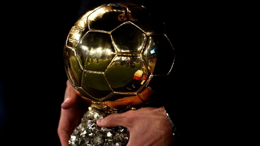 Rodri com a Bola de Ouro de 2024. Foto: Naomi Baker/Getty Images