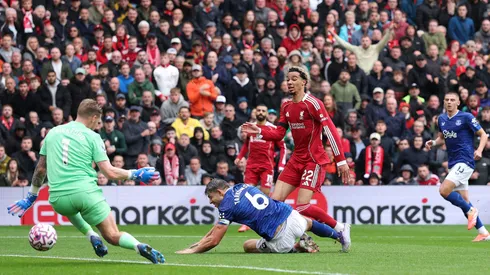 Ekitikê durante finalização no Derby contra o Everton (Foto: Stu Forster/Getty Images)