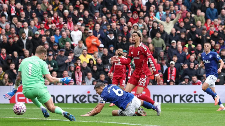 Ekitikê durante finalização no Derby contra o Everton (Foto: Stu Forster/Getty Images)
