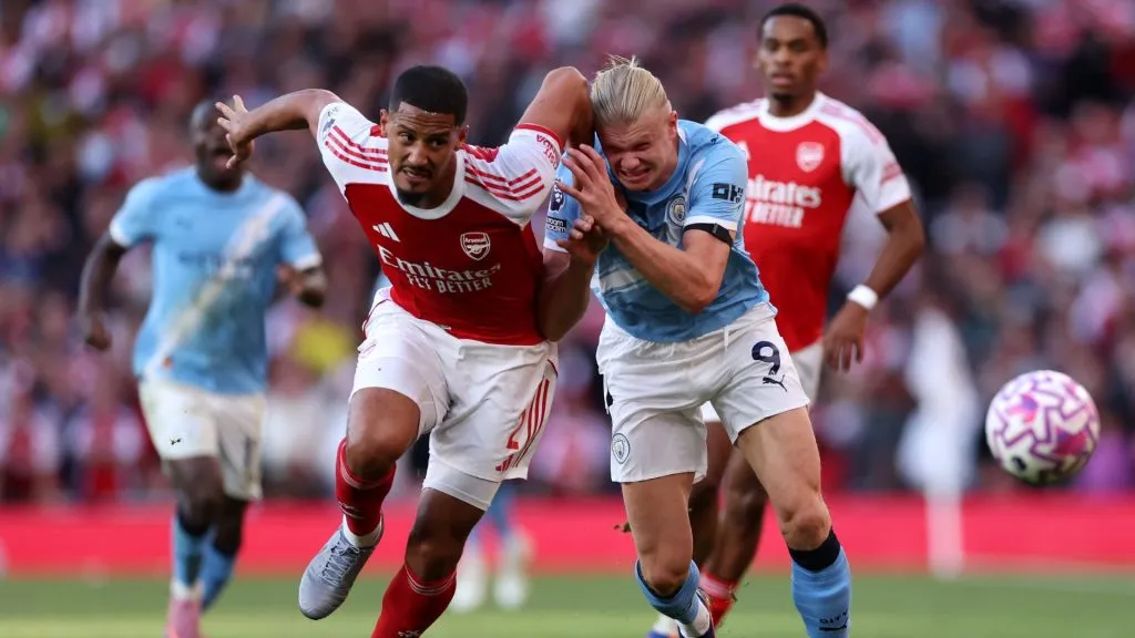 Saliba e Haaland durante clássico no Emirates Stadium (Foto: Justin Setterfield/Getty Images)