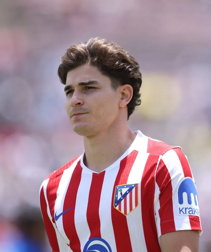 Julián Álvarez, atacante argentino do Atletico De Madrid. Ele foi substituído contra o Mallorca, mas não gostou nada, e no banco de reservas, disse “Sempre eu”, visivelmente chateado e decepcionado com a atitude do treinador Diego Simeone. (FOTO:  Stu Forster/Getty Images)