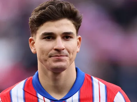 Julián Álvarez é flagrado chateado no banco após ser substituído