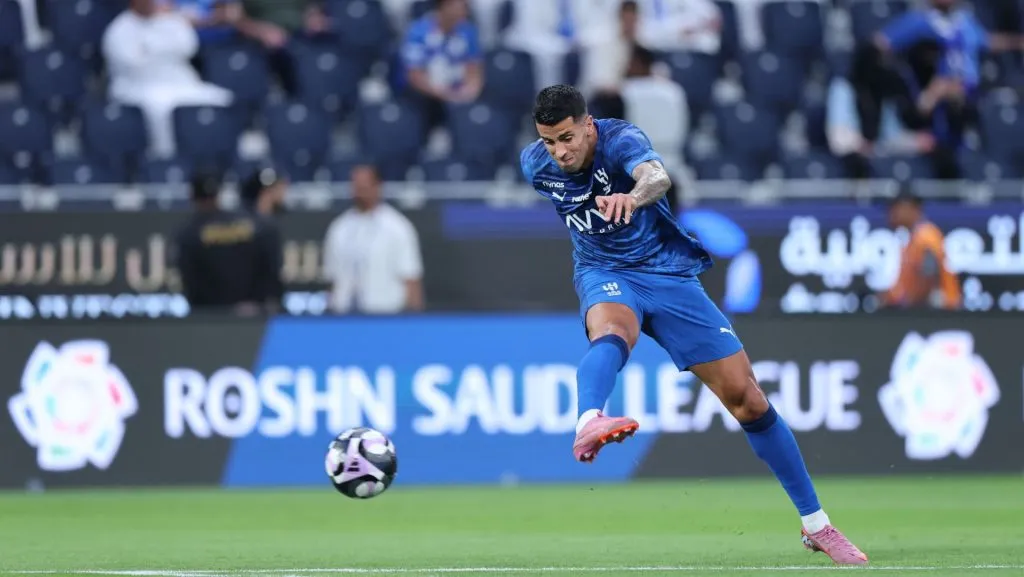 João Cancelo se aquece antes da partida da Saudi Pro League. Foto: Abdullah Ahmed/Getty Images