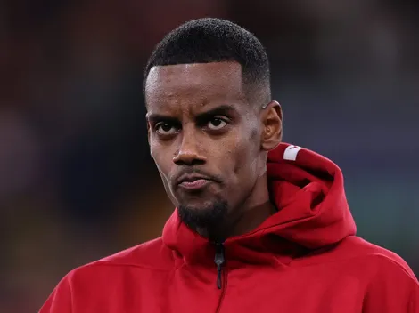 Isak será titular em estreia do Liverpool na Copa da Liga