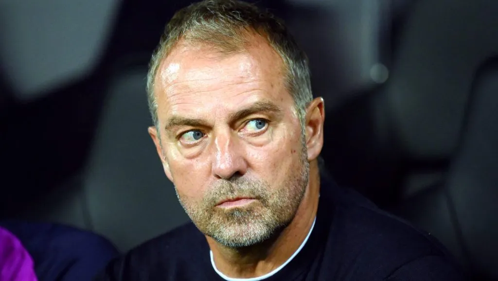 Hansi Flick, treinador do Barcelona, de camisa preta. Ele deve ter baixas em Barcelona x PSG 