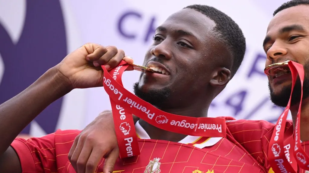 Konaté, de camisa vermelha, do Liverpool